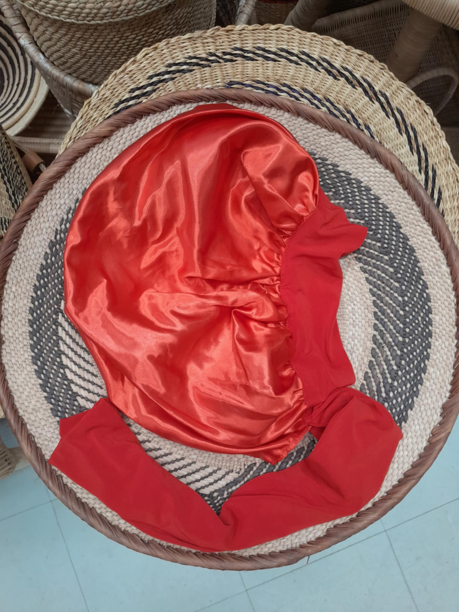 YÖMYSSY / BONNET - Punainen/Red- SIDOTTAVA, kiristämätön/STRAPS, untightened