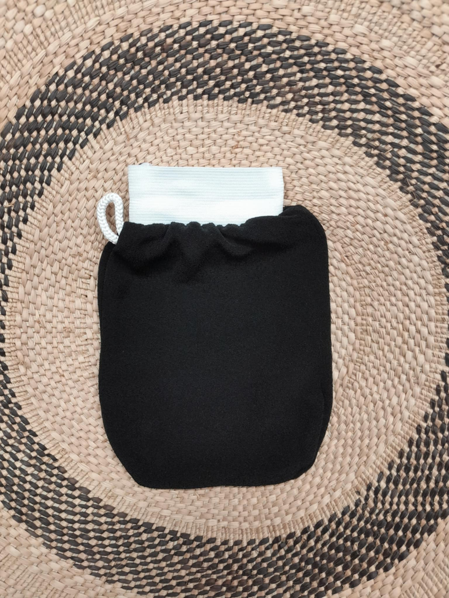KUORINTAKINNAS/ EXFOLIATING GLOVE- musta/black